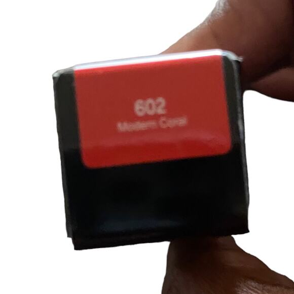 Avon VDL Expert Color Real Fit Velvet Lipstick - modern coral 602 New - Picture 4 of 4